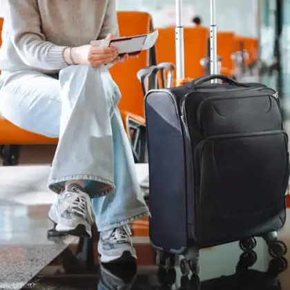 Mulher com mala no aeroporto