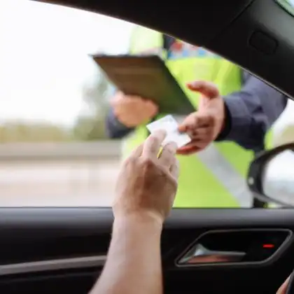 Motorista brasileiro na Europa mostrando documento pra autoridade de trânsito