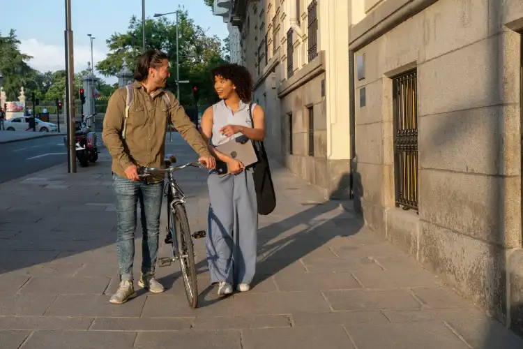 Jovens vivem na Europa como nômades digitais.