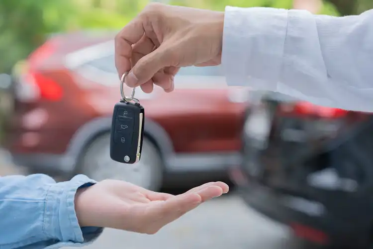 Pessoa recebe chave de carro alugado na Itália