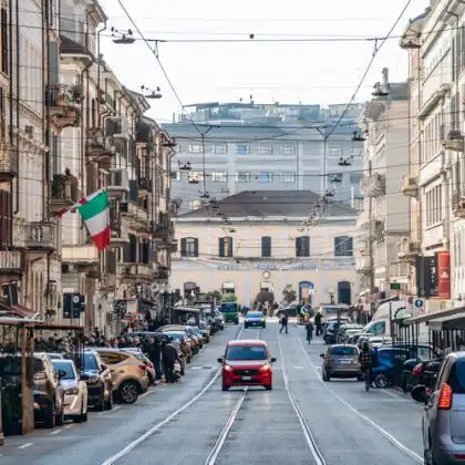 Carros em ruas de Milão