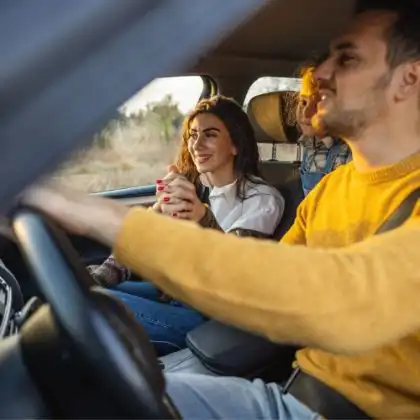 Familia no carro alugado na Europa