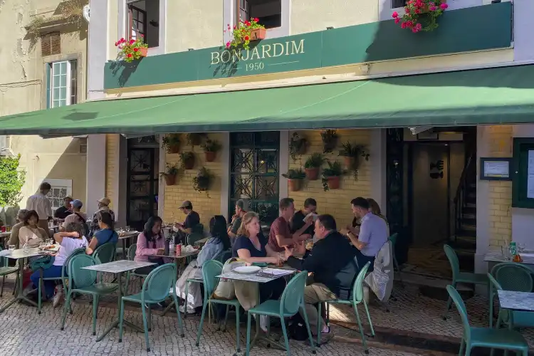 Pessoas em uma cafeteria em Lisboa