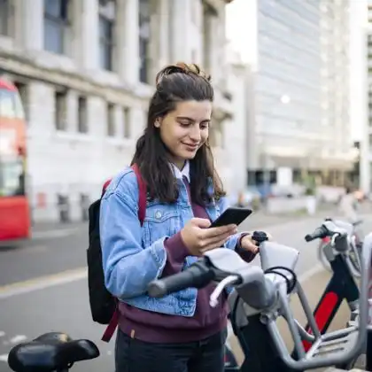Menina usando chip de internet na Europa