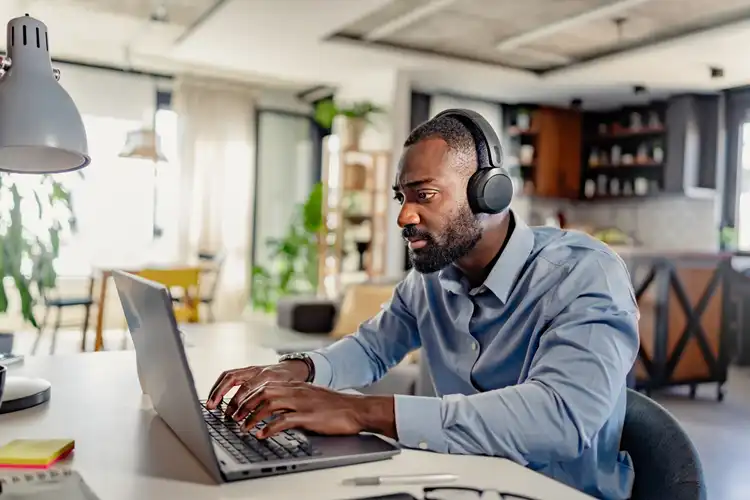 Homem estudando em frente ao laptop