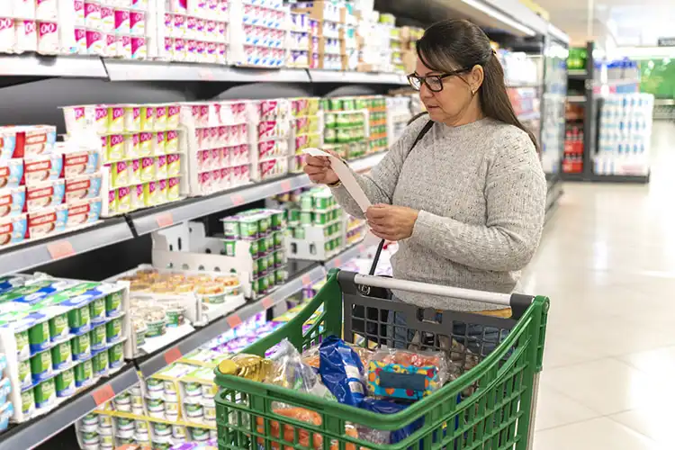Mulher com salário mínimo faz compras em Portugal