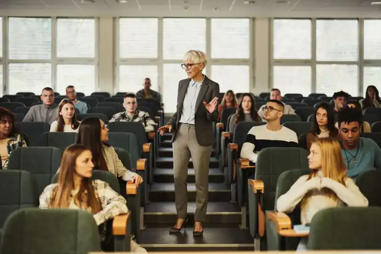 Estudantes durante aula da pós-graduação na Inglaterra