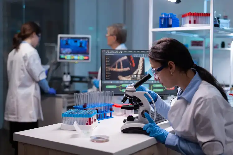 Cientistas em laboratório trabalhando.