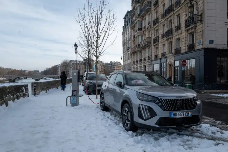 Carros na neve em Paris
