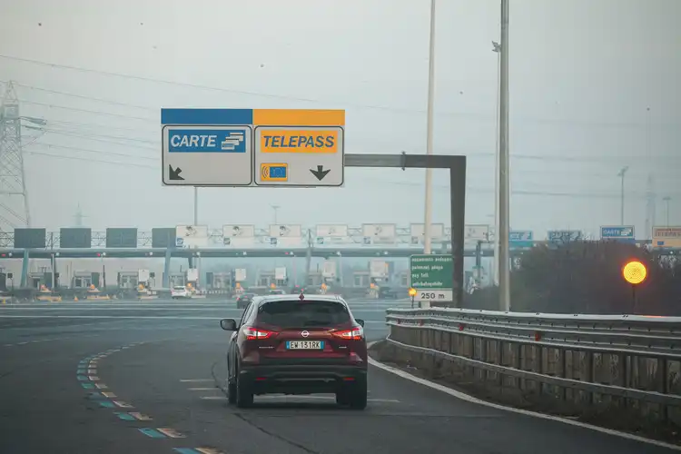 Carro percorre autoestrada italiana