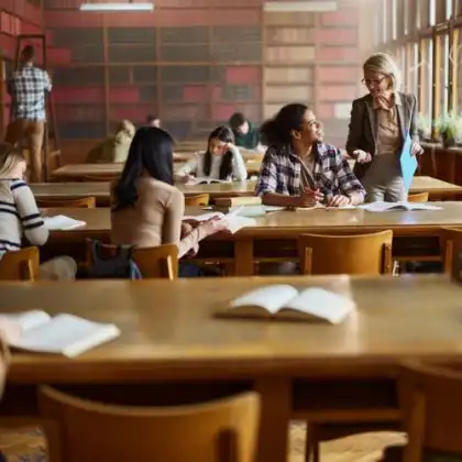 Alunos da pós-graduação na Inglaterra na biblioteca