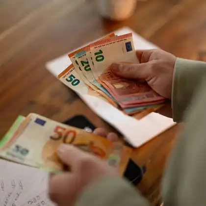 Trabalhador com salário mínimo em Portugal nas mãos
