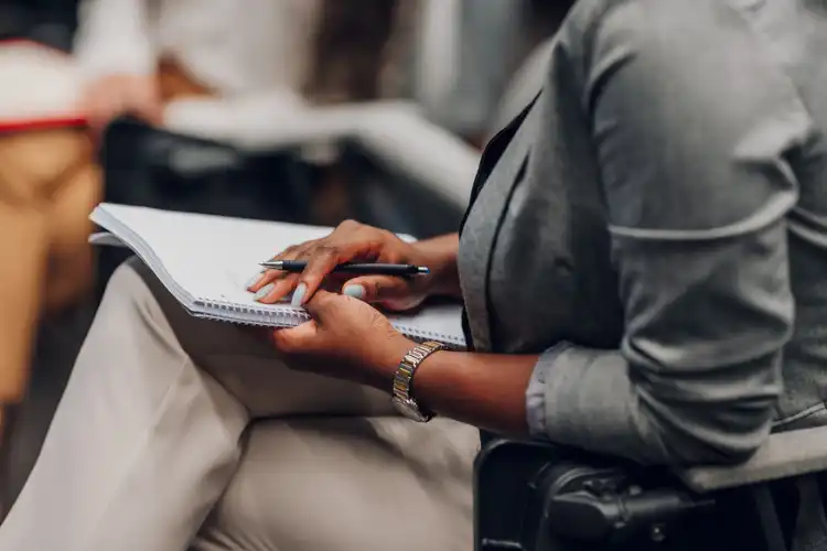 Mulher com apólice do melhor seguro viagem para estudante na Europa