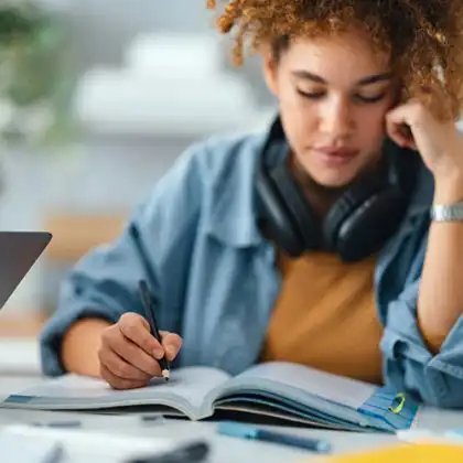 Jovem estuda com visto de estudante para Portugal