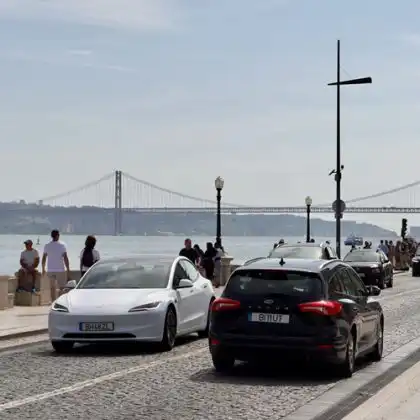 Carros em frente ao Tejo
