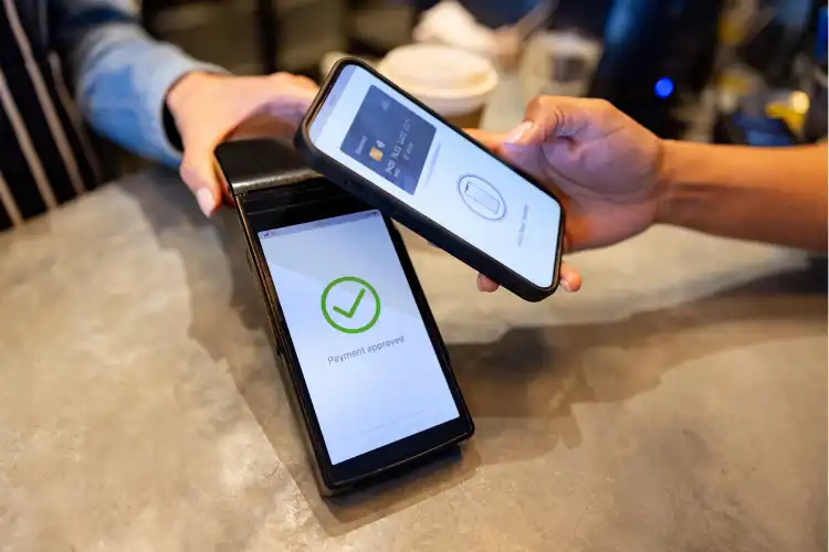 Mulher utiliza tecnologia contactless para pagar em euro