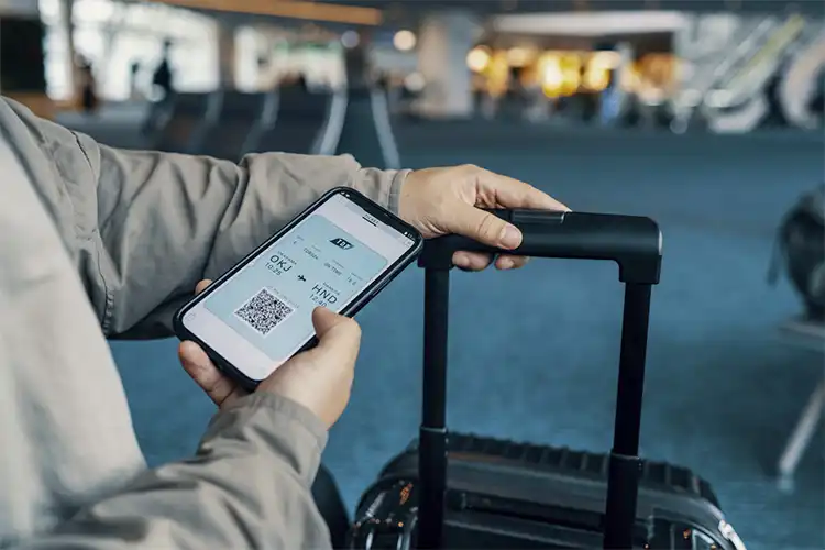 Homem consulta dados de sua passagem aérea no smartphone
