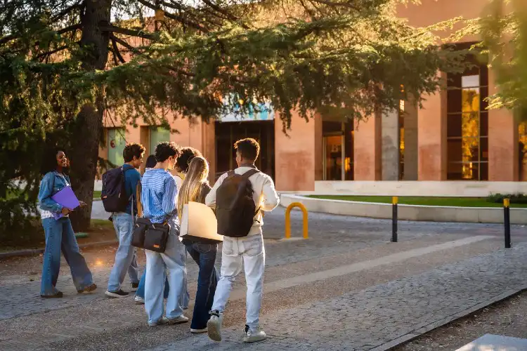 Estudar na Europa proporciona imersão cultural para brasileiros.
