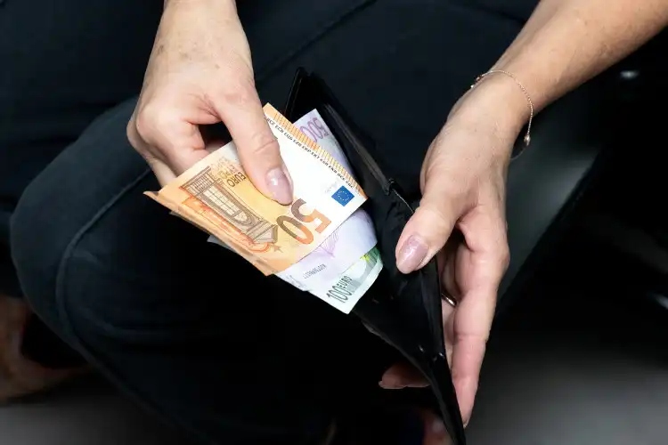 Mulher tirando euros da carteira