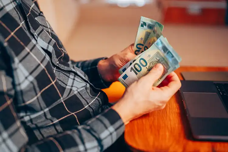 Homem com notas de euros nas mãos