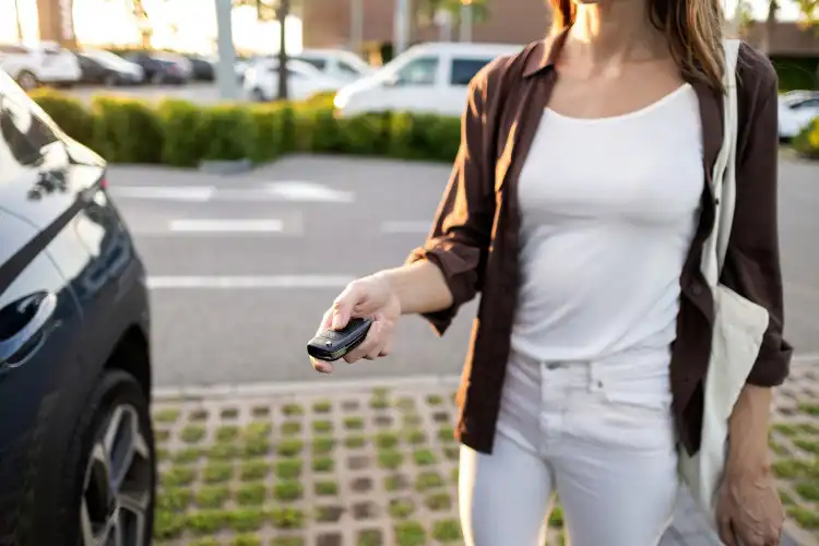 Para dirigir na Espanha como turista, exige-se CNH brasileira, mas a PID também pode ser requerida.