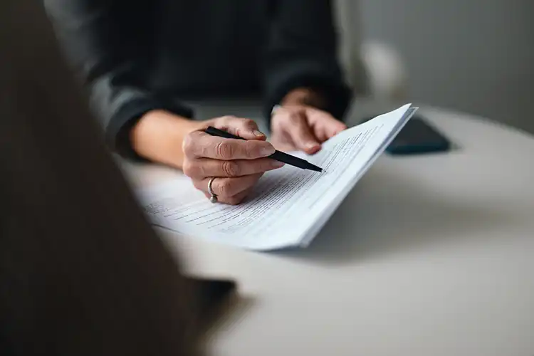 Mulher revisa documentos para tirar a cidadania portuguesa