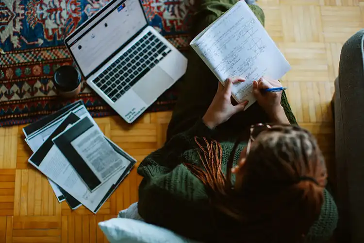 Estudante universitária estudando em sua casa