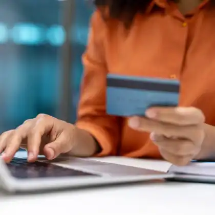 Mulher faz pagamento online com conta em euro