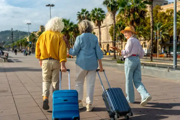 Idosos andando com malas de viagem
