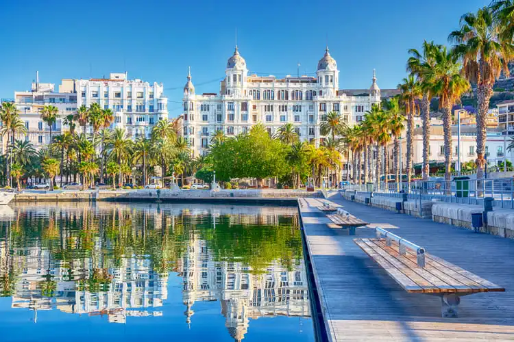 Porto de Alicante cidade barata para morar na Espanha