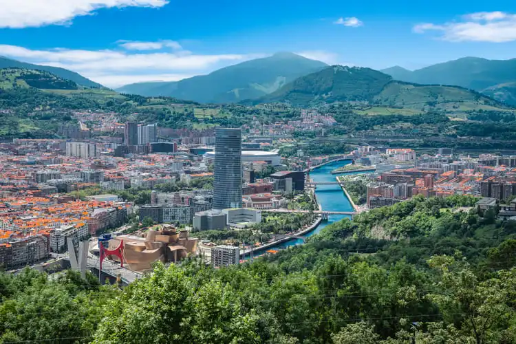 vista aérea de Bilbao uma das melhores cidades da Espanha para morar
