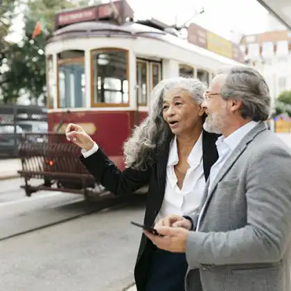 Casal de aposentados conversando em rua de Lisboa, Portugal