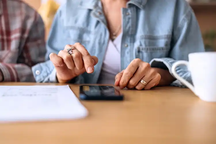 Mulher calcula gastos com cidadania italiana