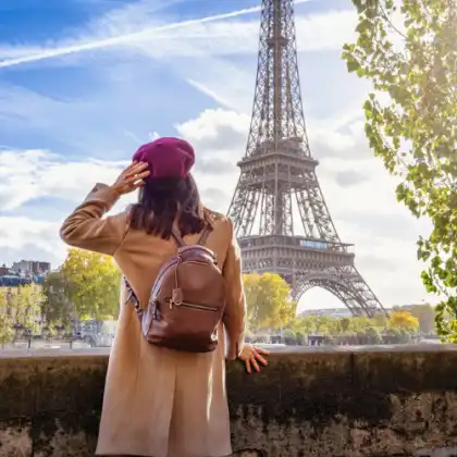 Mulher em frente à Torre Eiffel