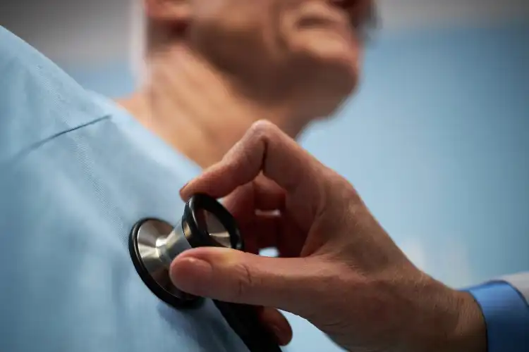Médico examinando paciente