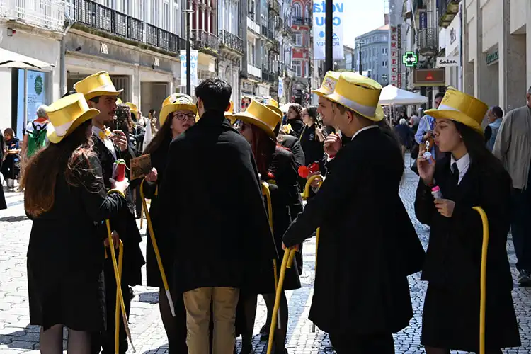 Alunos da faculdade em traje tradicional em uma rua do Porto