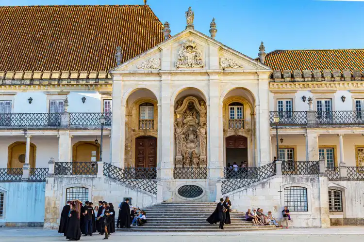 Frente da Universidade de Coimbra, Portugal, com estudantes trajados
