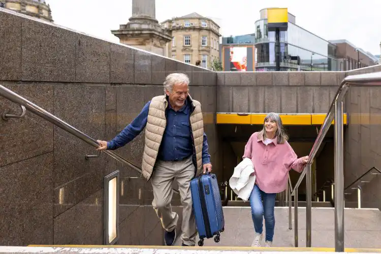 Casal de aposentados saindo de estação de metrô 