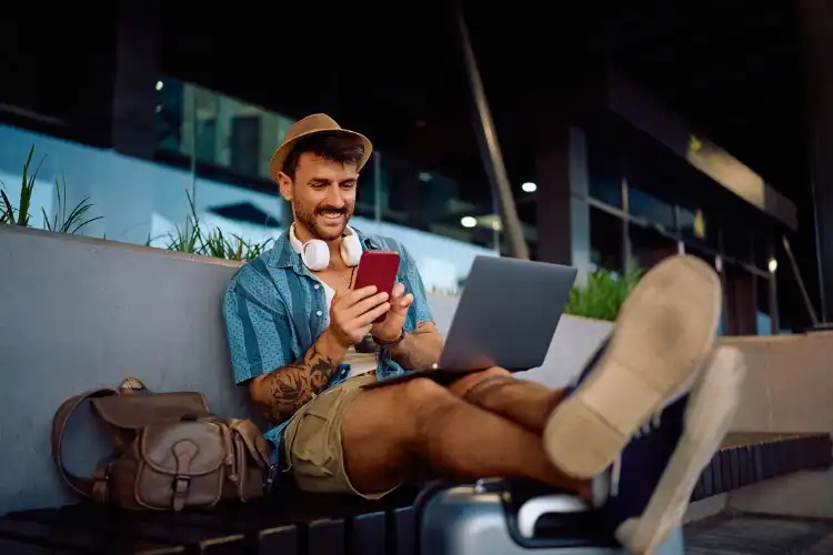 Homem vendo planos no comparador de seguro viagem
