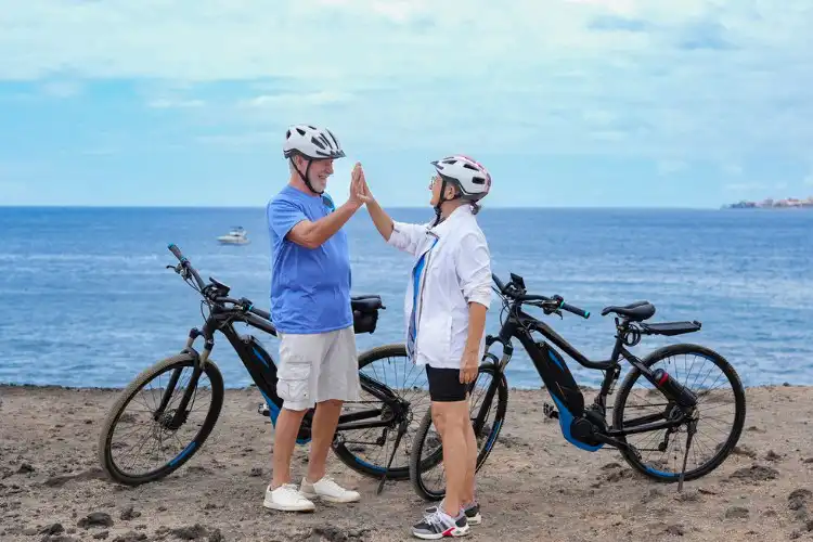 Casal feliz com seguro viagem para idosos