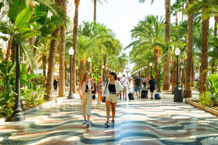 Turistas passeando na Explanada de Alicante, na Espanha