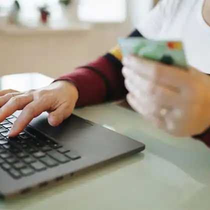 Mulher abre conta em euros no Brasil, pelo laptop