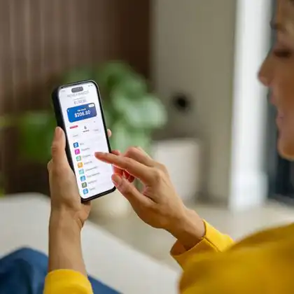 Mulher usando aplicativo do banco após abrir conta em Portugal