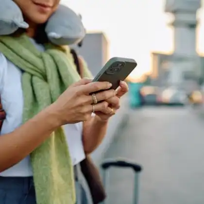 Mulher ativando chip de celular na Inglaterra
