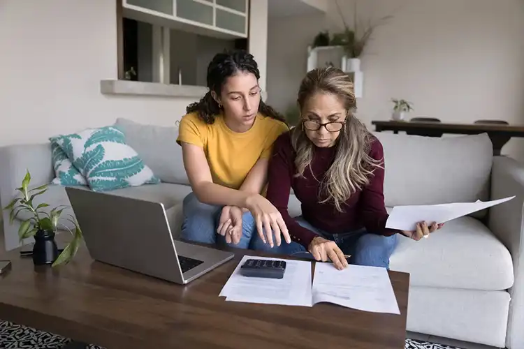 Mãe e filha calculando as finanças