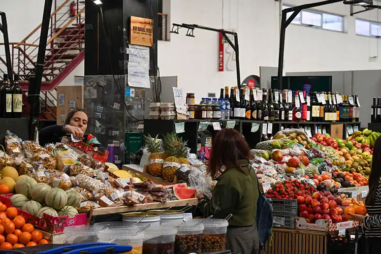 Mercado de frutas e verduras, em Aveiro, Portugal