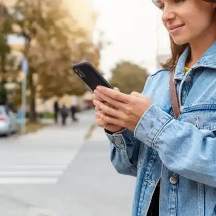 Mulher ativando o melhor chip virtual para Europa no celular