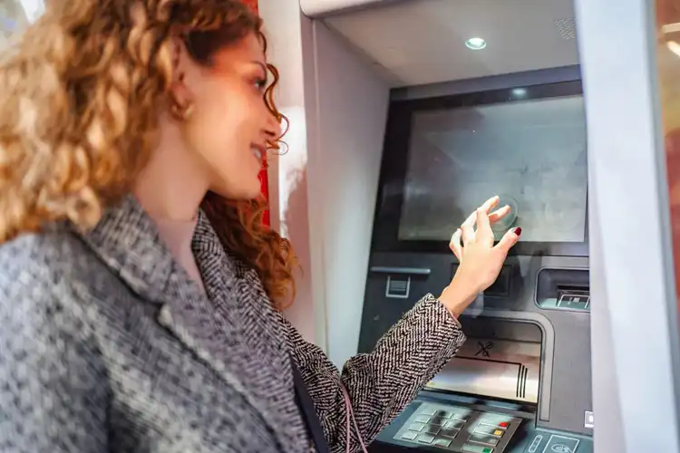 Para morar no exterior ou viajar para outros países, entender como funciona a cotação é crucial