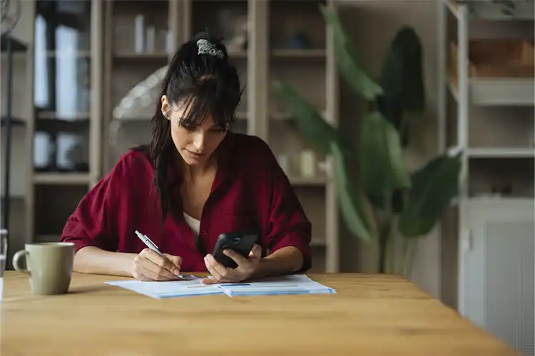Uma mulher faz declaração de imposto de renda