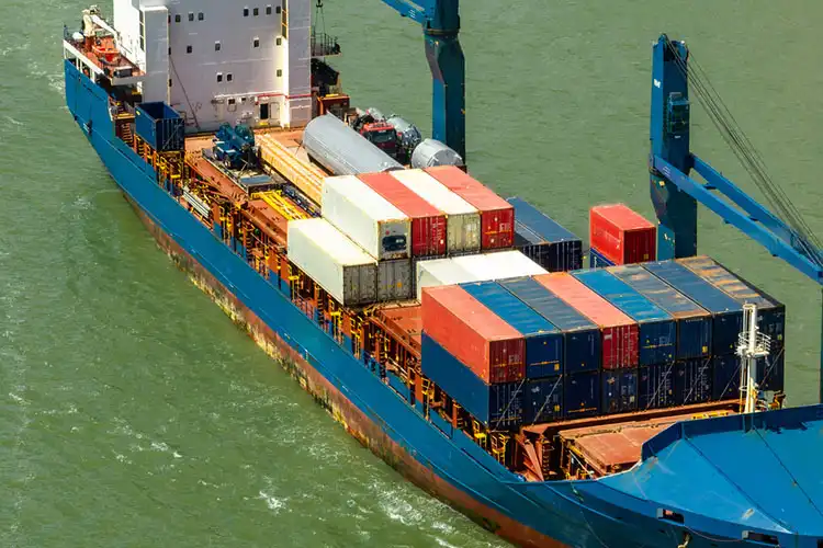 Navio cargueiro navegando por águas verdes em Portugal